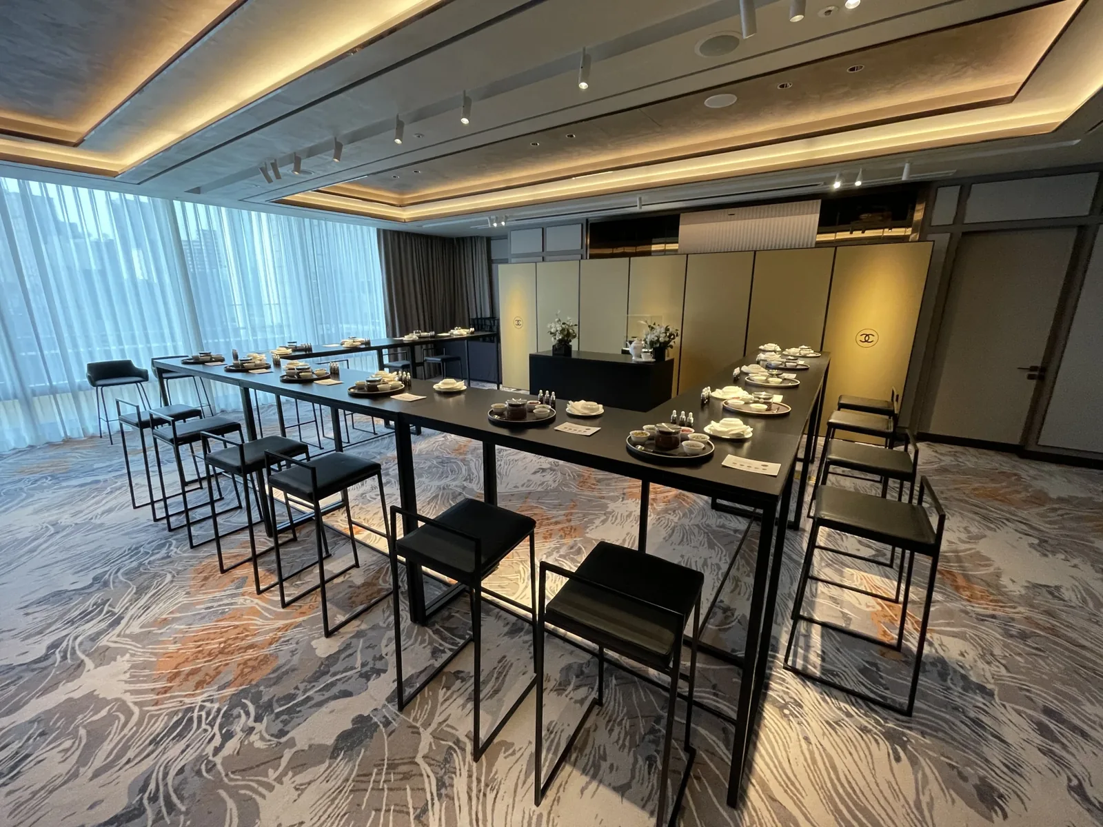 VIP티클래스견적 대상 행사장 세팅 — 샤넬 조선팰리스호텔 VIP티블렌딩클래스 다중 테이블 구성